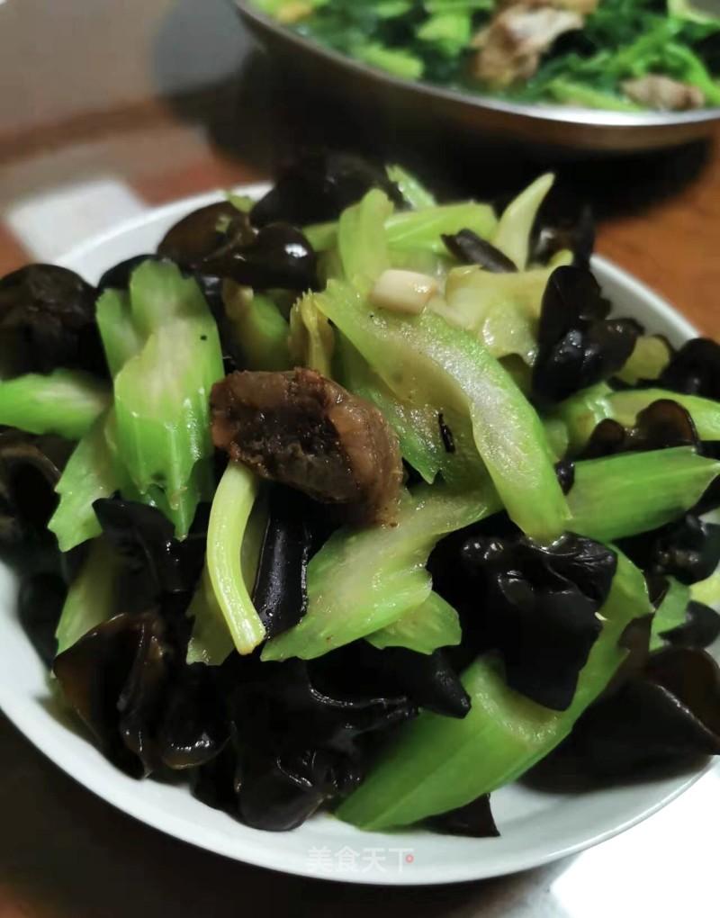 黑木耳炒芹菜