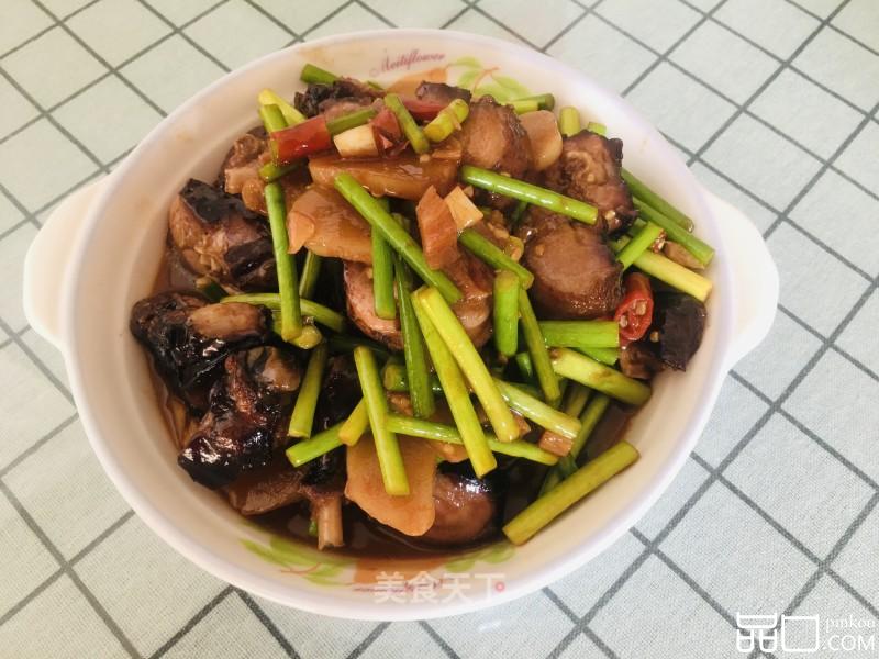 蒜苔炒酱油鸭