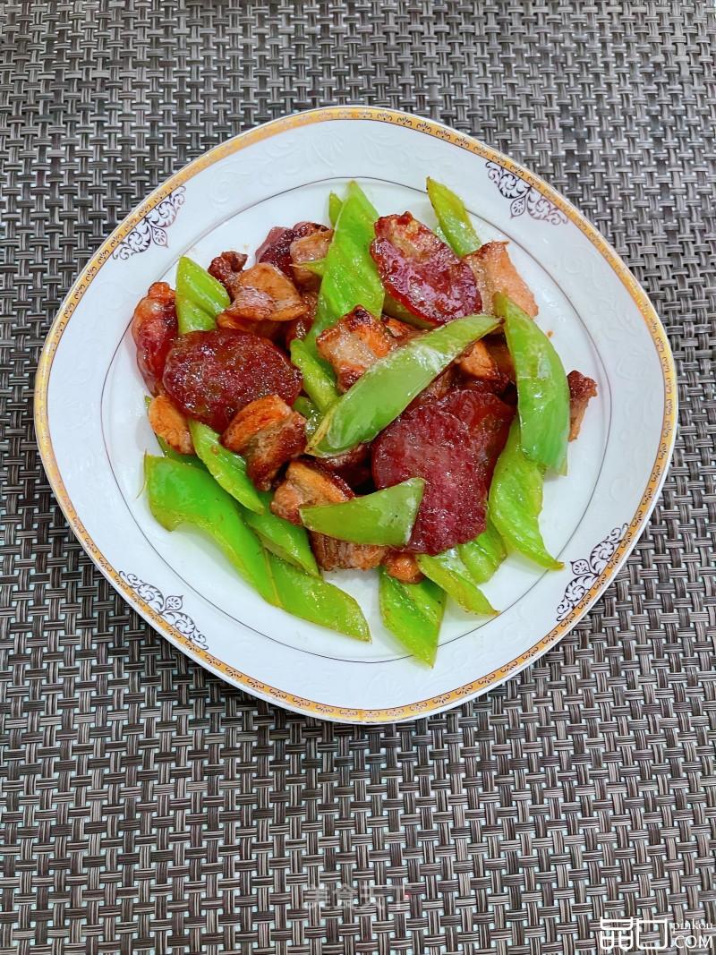 五花肉腊肠炒尖椒