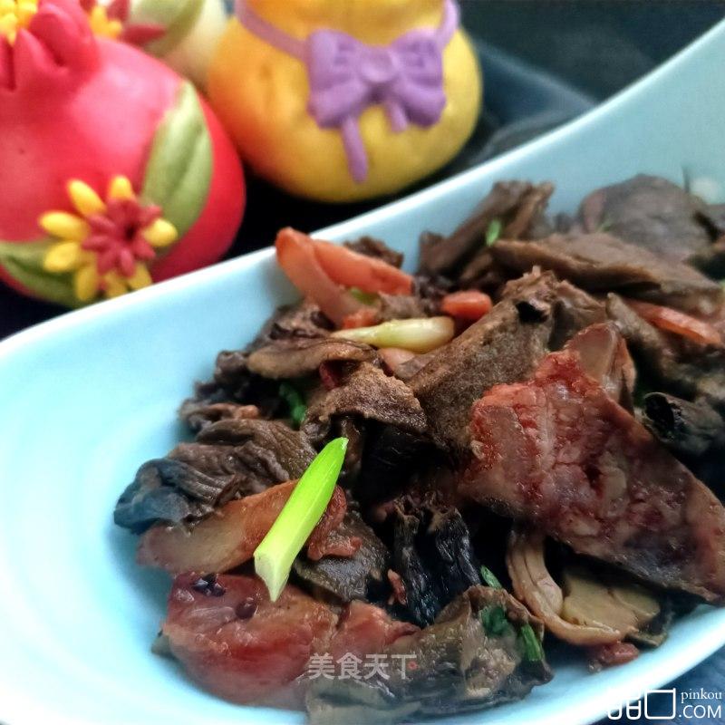 “腊味”腊兔辣肠炒松蘑