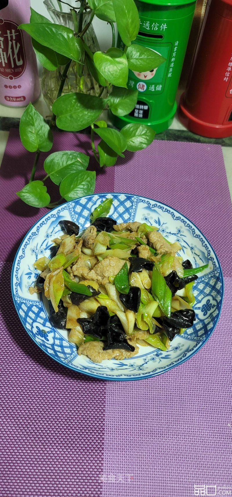 大葱炒黑木耳肉片