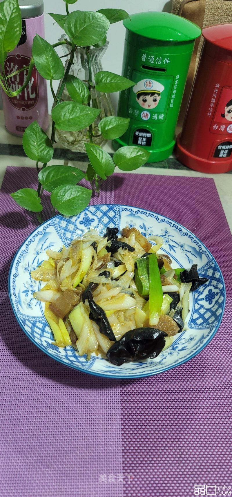 腊肉黑木耳炒大葱