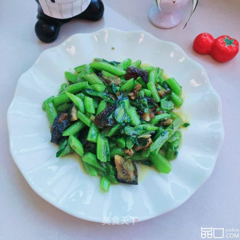 松花蛋炒茼蒿杆