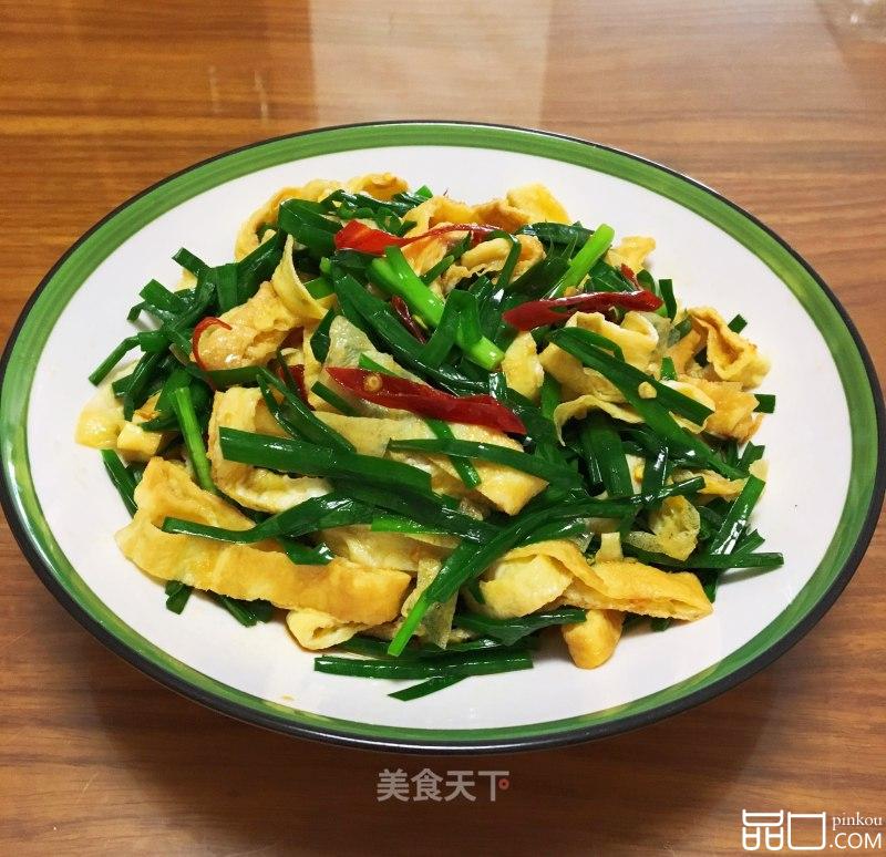 蛋皮拌韭菜