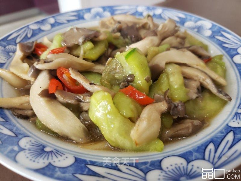 丝瓜炒蘑菇