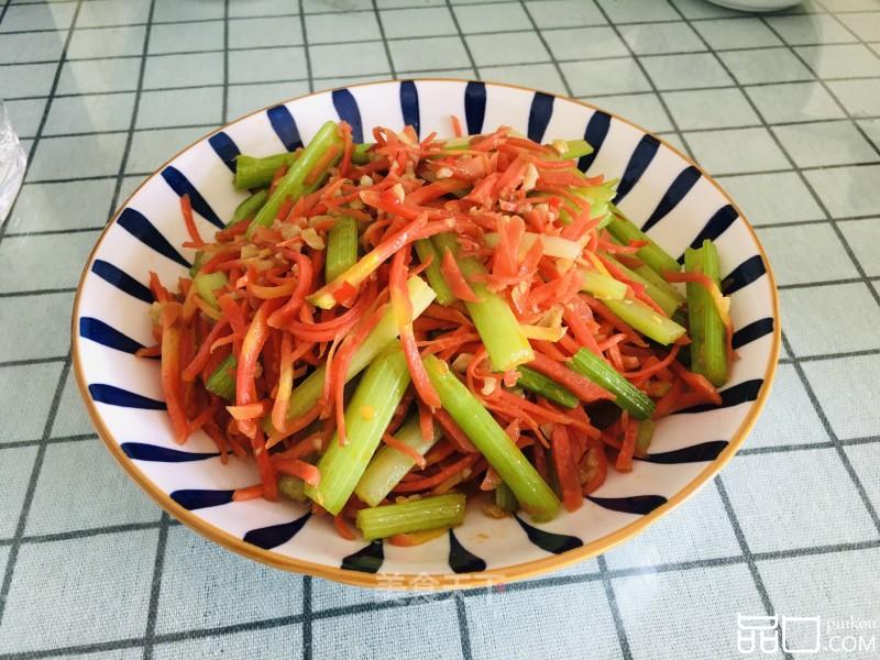 胡萝卜炒芹菜