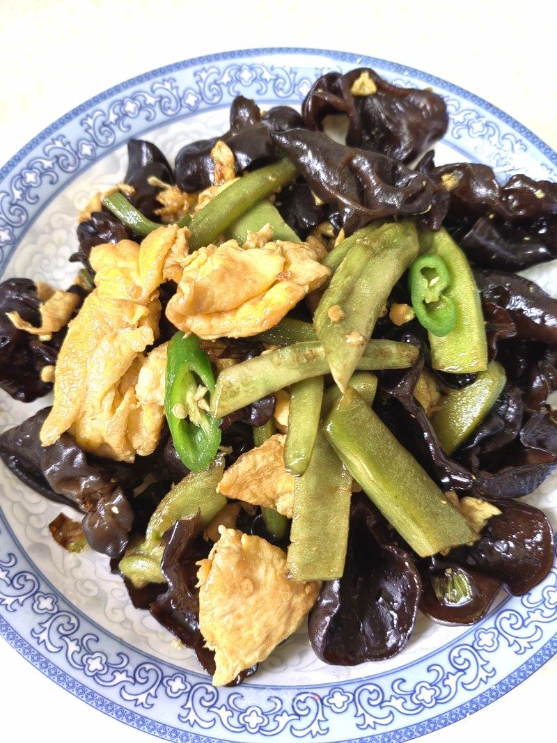 鸡蛋木耳炒贡菜 