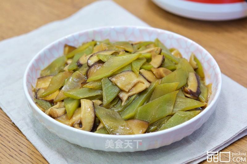 低脂脆嫩浓香的莴笋炒香菇