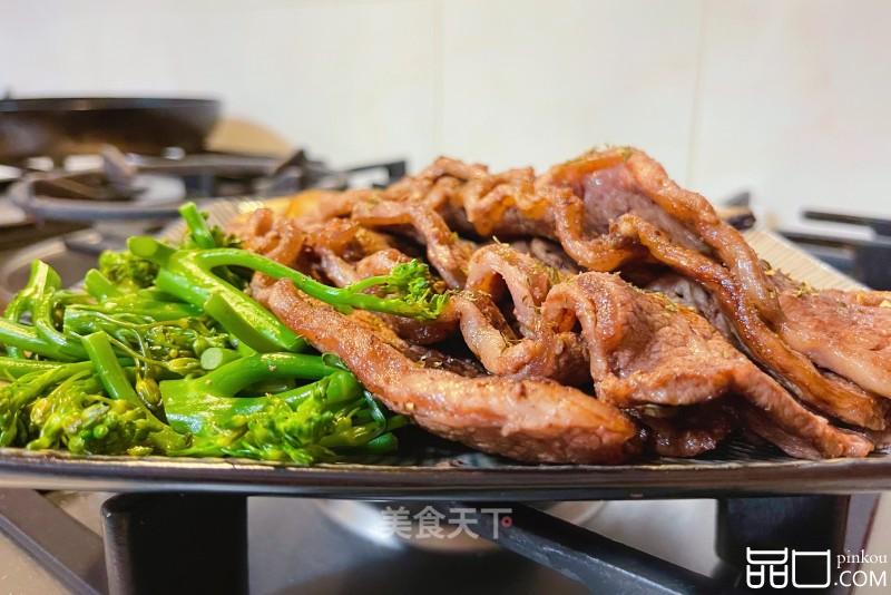 香煎牛排骨配蘑菇汁