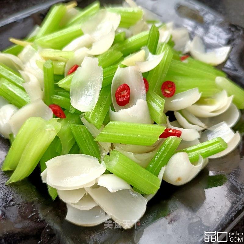 芹菜炒鲜百合