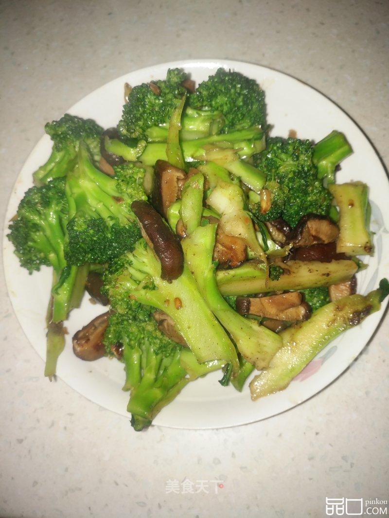 好吃不胖的西兰花炒香菇（减脂菜品）