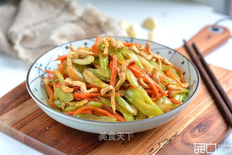爽脆鲜嫩下饭的肉丝炒芹菜胡萝卜