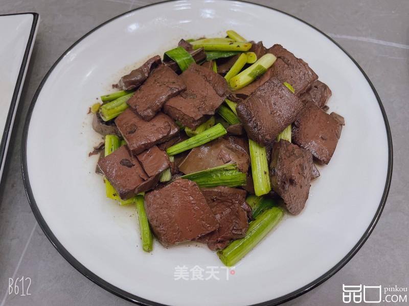 蒜苗炒鸭血