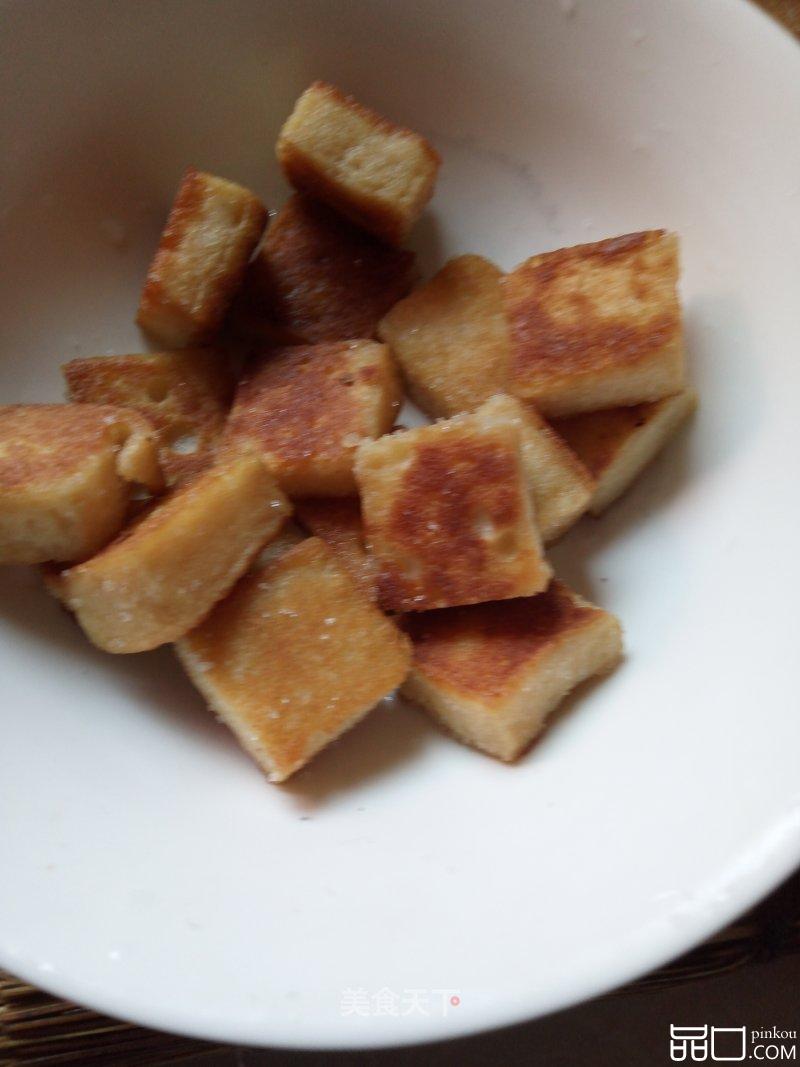 油煎鱼豆腐。