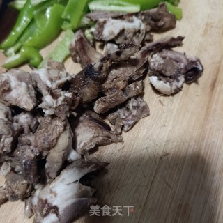“羊肉”青辣椒炒羊头肉步骤2