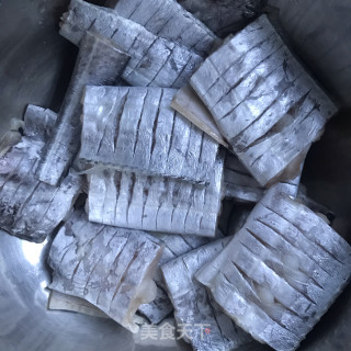 腰缠万贯炸带鱼步骤2