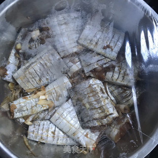 腰缠万贯炸带鱼步骤5