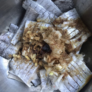 腰缠万贯炸带鱼步骤4