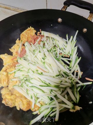 鸡蛋炒红绿杂蔬步骤4