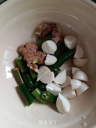 红皮土豆烧排骨步骤1