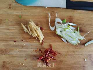 鲜香下饭的腊肉炒圆白菜步骤3