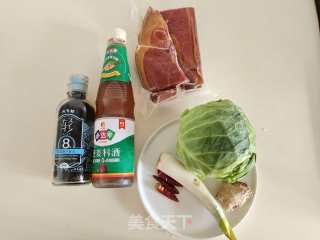 鲜香下饭的腊肉炒圆白菜步骤1