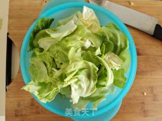 鲜香下饭的腊肉炒圆白菜步骤2