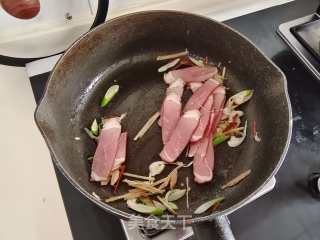 鲜香下饭的腊肉炒圆白菜步骤5