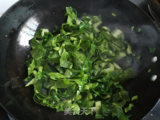 鸭蛋牛皮菜炒年糕步骤5