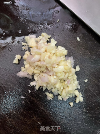 蒜蓉金针菇焗鲈鱼步骤1