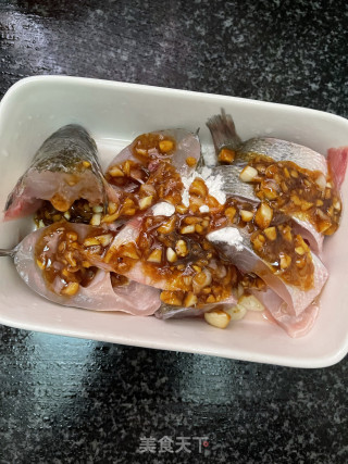 蒜蓉金针菇焗鲈鱼步骤5