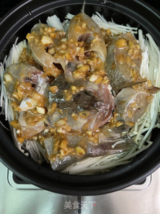 蒜蓉金针菇焗鲈鱼步骤13