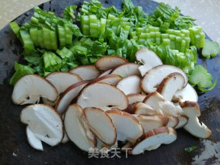 鸡肉香菇炒芥菜步骤2