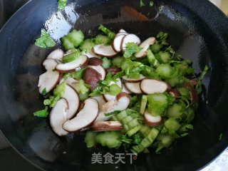 鸡肉香菇炒芥菜步骤4