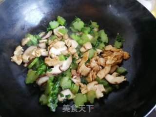 鸡肉香菇炒芥菜步骤5