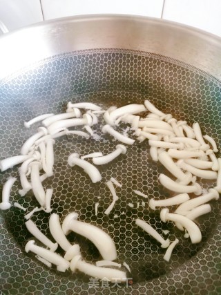 白玉菇炒油菜步骤1