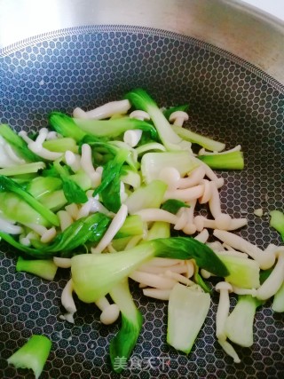 白玉菇炒油菜步骤4