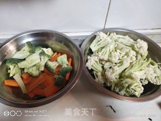 五花肉炒西蓝花花菜步骤2