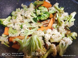 五花肉炒西蓝花花菜步骤4