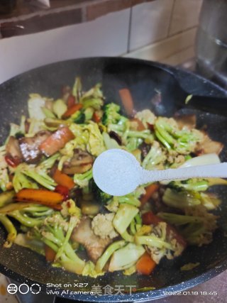 五花肉炒西蓝花花菜步骤6