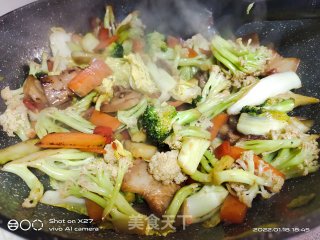 五花肉炒西蓝花花菜步骤7