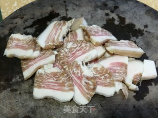 咸肉香芋萝卜煲步骤1