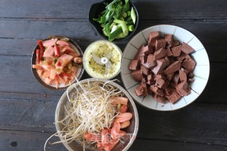 麻辣血旺步骤1