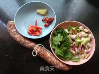 蒜苗炒麻辣香肠步骤1