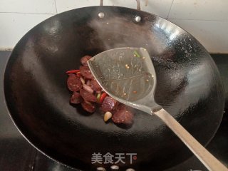 蒜苗炒麻辣香肠步骤8