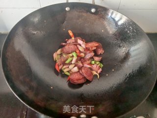 蒜苗炒麻辣香肠步骤6