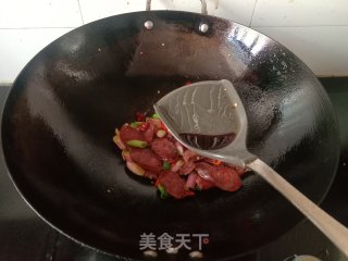 蒜苗炒麻辣香肠步骤7