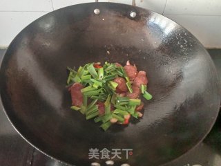蒜苗炒麻辣香肠步骤9