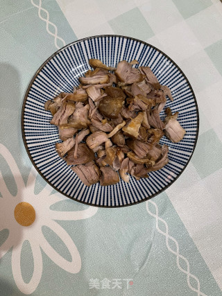 尖椒炒卤肉步骤1