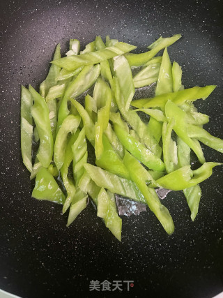 尖椒炒卤肉步骤3